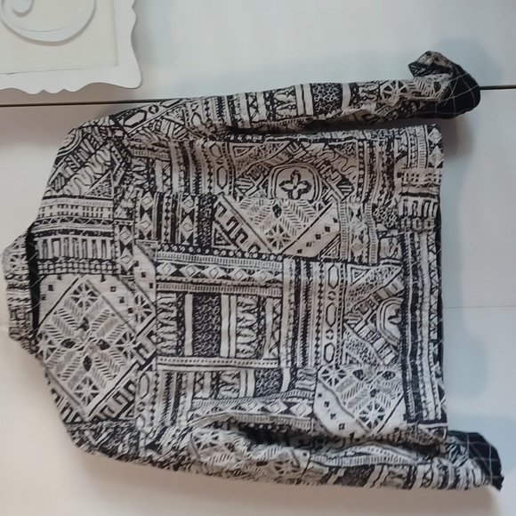 Reversible Jacket - 2 in one! Sz M. Black with quilt stitching, and blk and wht - Picture 5 of 7